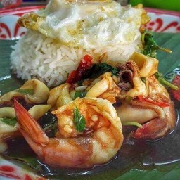กะเพราซีฟู้ด+ไข่ดาว