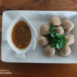 ลูกชิ้นเนื้อลวก+น้ำจิ้ม Seafood