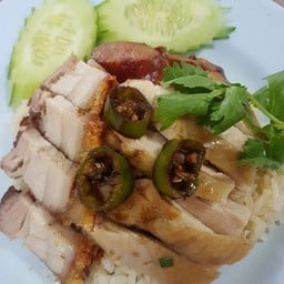 ข้าวมันไก่หมูกรอบ