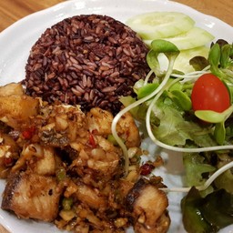 ข้าวปลาทอดกระเทียมพริกสด