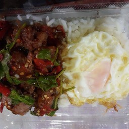 กะเพราแหนม  ไข่ดาว
