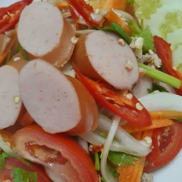 ยำไส้กรอกหมูหนังกรอบ
