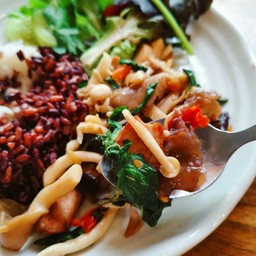 ข้าวปลาทอดราดซอสกระเพราเห็ด