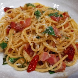 สปาเกตตี้เบคอนพริกแห้งโหระพา