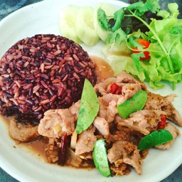 ข้าวหมูผัดกะปิสมุนไพร