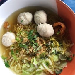ก๋วยเตี๋ยวลำปาง ลูกชิ้นปู่โย่ง สันผักหวาน