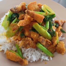 ข้าวราดเครื่องแกงหมูกรอบ