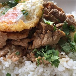 ข้าวหมูกระเทียม