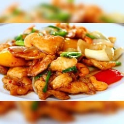 ไก่กรอบผัดซอสแดง (ราดข้าว)