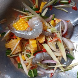 ยำกุ้งสดโพดม่วง