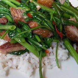 ผัดผักบุ้งราดข้าว