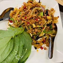 ยำแหนมหนังหมูห่อใบชะพลู