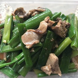 ผัดดอกหอมเครื่องในไก่