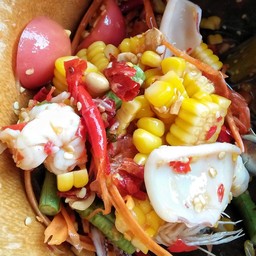 ตำข้าวโพด ปลาหมึก+กุ้งลวก(ไทย)