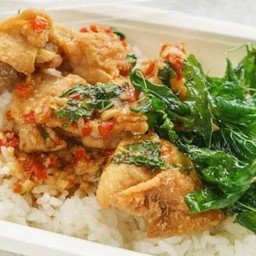 ข้าวไก่กรอบซอสกระเพรา + ไข่ดาว