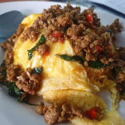 ข้าวกระเพราไข่ข้นหมูสับ