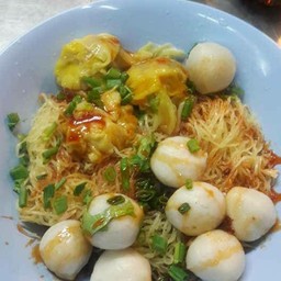 บะหมี่+เกี๊ยวแห้งลูกชิ้นปลา