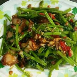 ผัดผักบุ้งหมูกรอบ