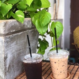 อเมริกาโน่เย็น (ไม่หวาน) | มอคค่าเย็น (หวานน้อย)