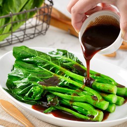 ผักคะน้าฮ่องกงลวกราดน้ำมันหอย (Kale with oyster sauce) (มังสวิรัติ)