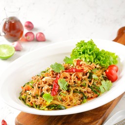 ยำวุ้นเส้นเปลี่ยนสี (Sour and spicy vermicelli salad)
