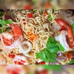 ยำมาม่ารวมมิตร(สามารถเลือกเนื้อสัตว์เพิ่มได้)