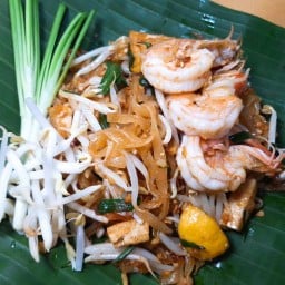 ผัดไทยแม่พลอย วันพลัสคลองชล คลับ