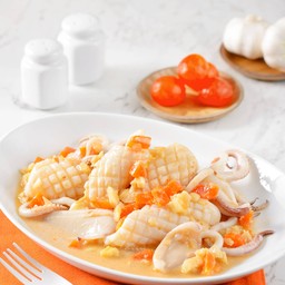 ปลาหมึกผัดไข่เค็ม (Stir-fried squid with salted egg yolk)