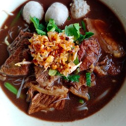 ก๋วยเตี๋ยวลูกชิ้น-เนื้อตุ๋นน้ำตก