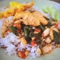 ข้าวกระเพราไก่ชิ้น