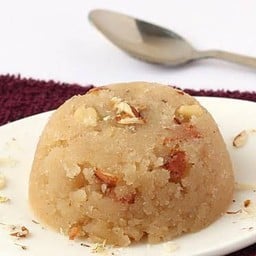 suji ka halwa with dry fruits