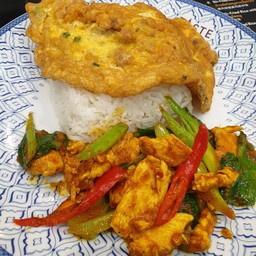 ผัดเครื่องแกงราดข้าว