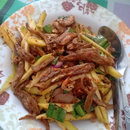 ยำมะม่วงปลากรอบ