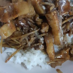 หมูสามชั้นผัดขิงซีอิ้วหวานราดข้าว