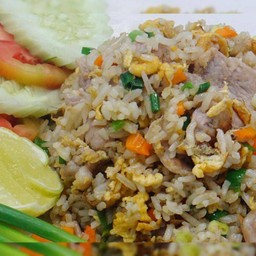 ข้าวผัดสูตรโบราณใส่ผักต้นหอม หอมใหญ่ มะเขือเทศ (ต้องกดเลือกเนื้อสัตว์ )