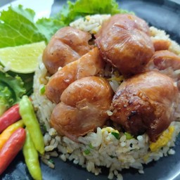 ข้าวผัดไส้กรอกอีสานคั่วไฟแดง (ไส้กรอกหมูเปรี้ยวนิดๆ)