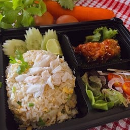 Set.B ข้าวผัดปลาเค็ม+ปีกไก่เหล้า+สลัด