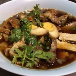 ก๋วยจั๊บน้ำข้น ผัดไท หอยทอด โจ๊กหมู เก้ากิโล