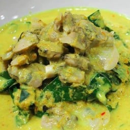 แกงคั่วเนื้อหอยตลับใบยี่หร่า