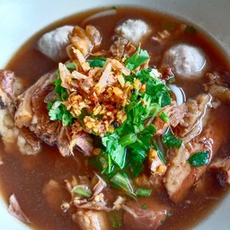 เส้นเล็กเนื้อตุ๋น ลูกชิ้น น้ำตก