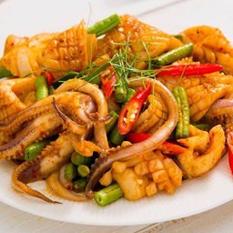 ผัดเครื่องแกง ปลาหมึกราดข้าว