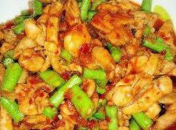 ผัดเครื่องแกงไก่ราดข้าว