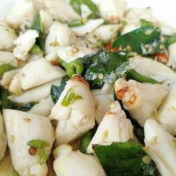 กรรเชียงปูผัดพริกขี้หนูสดใบมะกรูด