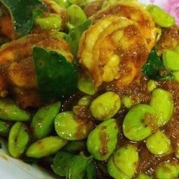 กุ้งผัดพริกแกงใต้สะตอ