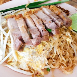 ผัดไทยเส้นเล็กหมูกรอบ