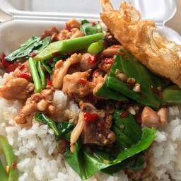 ข้าวคะน้าไก่
