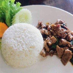 ข้าวกระเพราเนื้อชิ้น