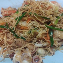 [อร่อยซ่ากับโค้ก] ผัดหมี่ซั่วทะเล +  โค้ก ออริจินัล (ขวด) 