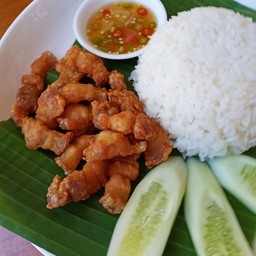 ข้าวหมูสามชั้นทอดน้ำปลา