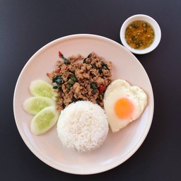 ผัดกะเพราราดข้าว